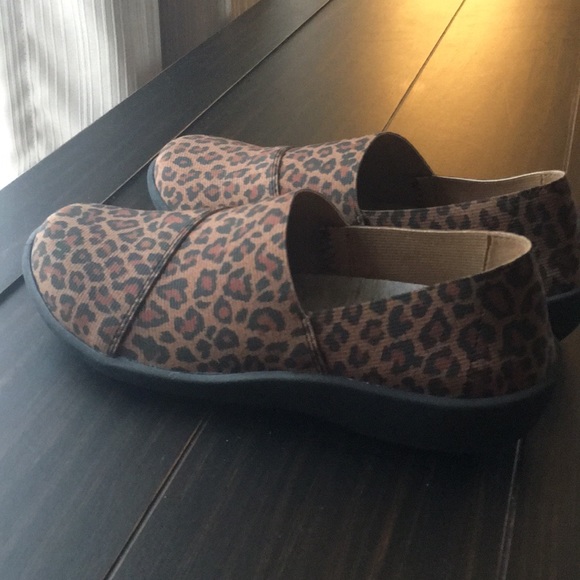 clarks women's cloudsteppers sillian firn flat